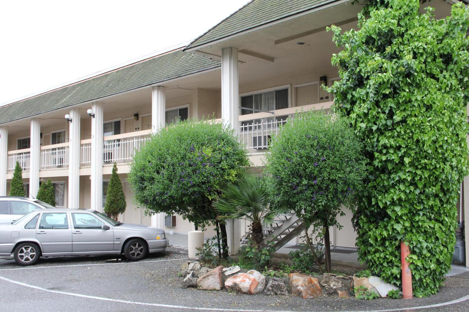 Caravelle Inn & Suites